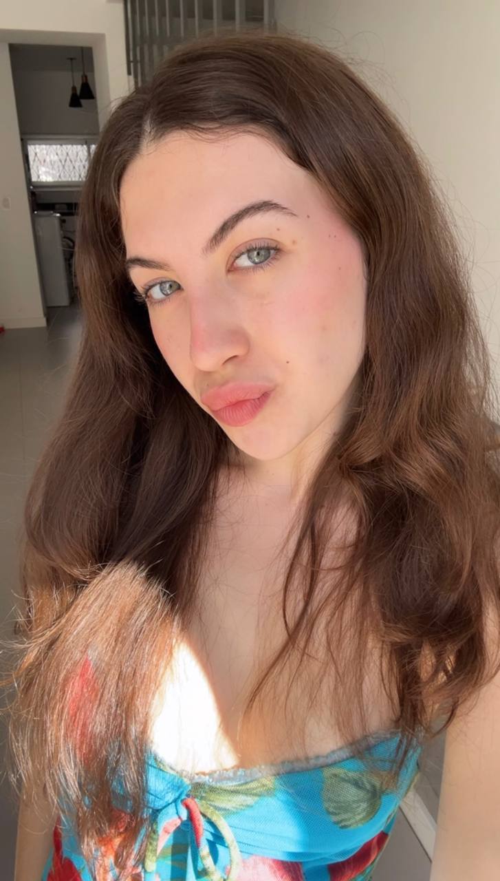 Nude girl Amber in Yazd