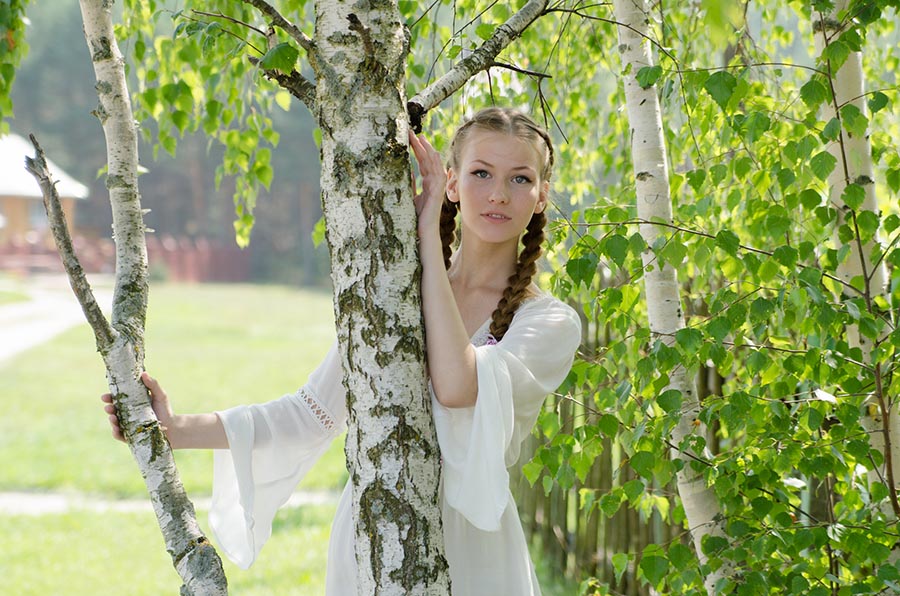 Women in Slavic costumes in Yazd