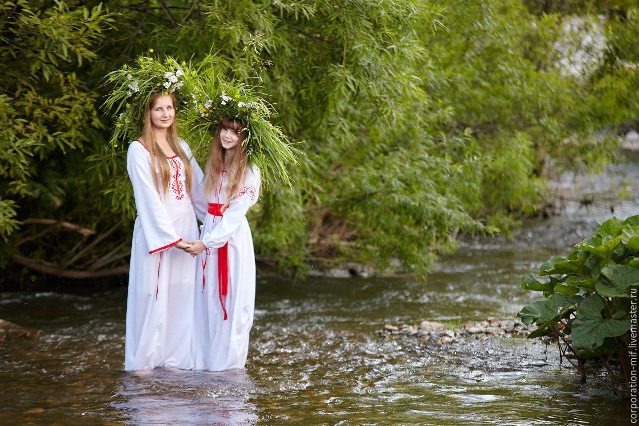 Women in Slavic costumes in Yazd
