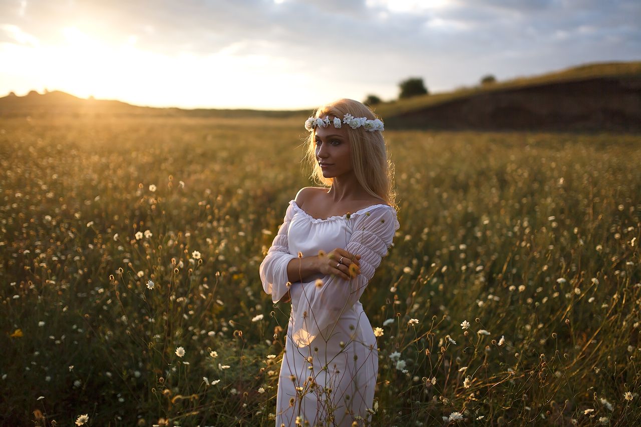 Girls in Slavic costumes in Yazd