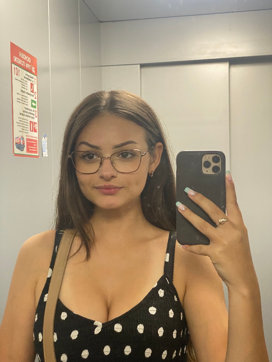 Sexy model Stacy in Yazd